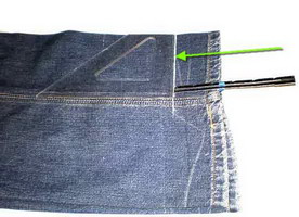 Отмерим расстояние, на которое нужно укоротить джинсы с учетом детали, которую мы затем обратно пришьем  и начертим линию. Кто чем чертит, а я обмылком