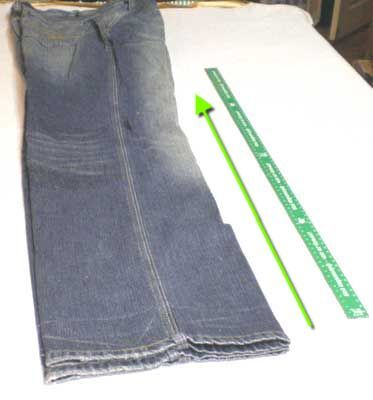 Выложить джинсы    вдоль боковых швов, совмещая внутренние и внешние швы брючин